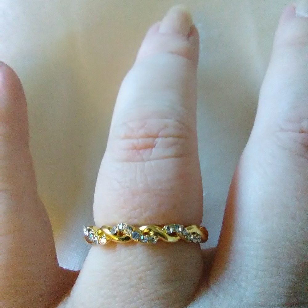 new pretty gold color twisted ring - Picture 4 of 4